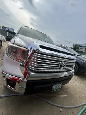 Toyota Tundra Limited 5.7L V8 4x4 Double Cab 6.6 ft. box 145.7 in. WB