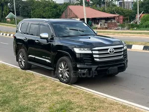 Toyota Land Cruiser LC300 2025 Black