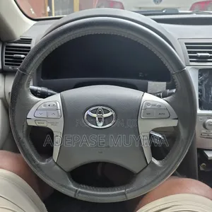 Toyota Camry XLE 4dr Sedan (2.5L 4cyl 6A) 2011 Gold