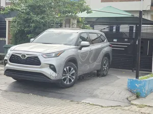 Toyota Highlander XLE 2022 Silver