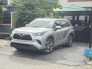 Toyota Highlander XLE 2022 Silver