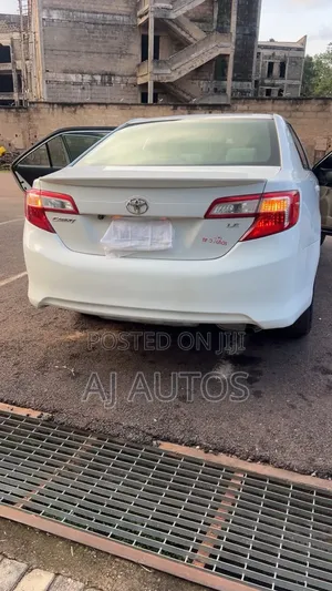 Toyota Camry LE 4dr Sedan (2.5L 4cyl 6A) 2012 White