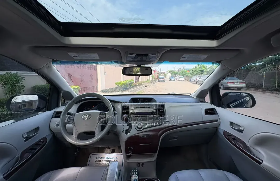 Toyota Sienna 2012 Black