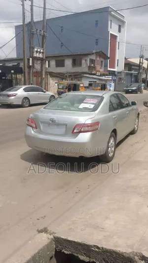 Toyota Camry Base 4dr Sedan (2.5L 4cyl 6M) 2010 Silver