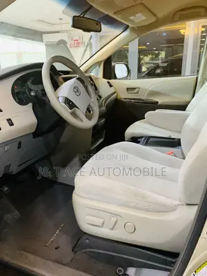 Toyota Sienna 2010 Gold