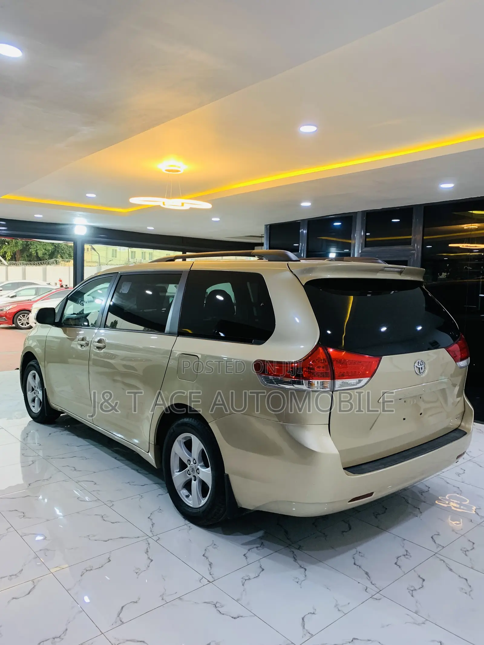 Toyota Sienna 2010 Gold