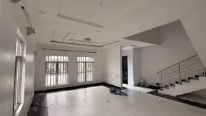 4bdrm Townhouse / Terrace in 𝗩𝗶𝗻𝘁𝗮𝗴𝗲 𝗣𝗮𝗿𝗸 2, Jakande for rent