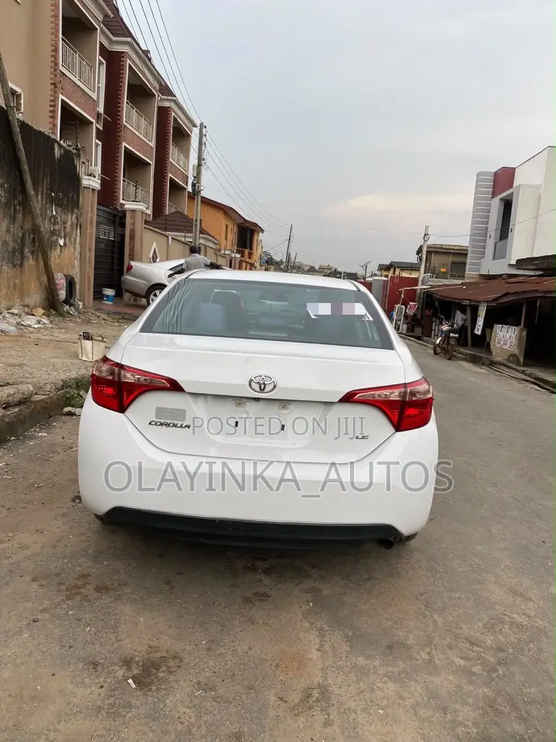 Toyota Corolla LE (1.8L 4cyl 2A) 2018 White