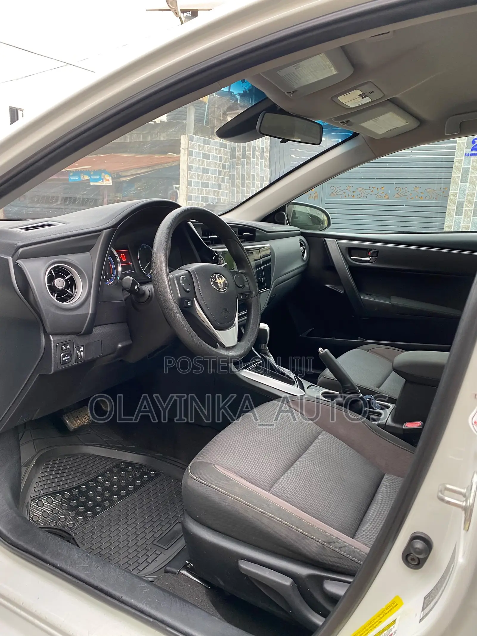 Toyota Corolla LE (1.8L 4cyl 2A) 2018 White
