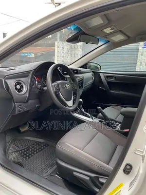 Toyota Corolla LE (1.8L 4cyl 2A) 2018 White