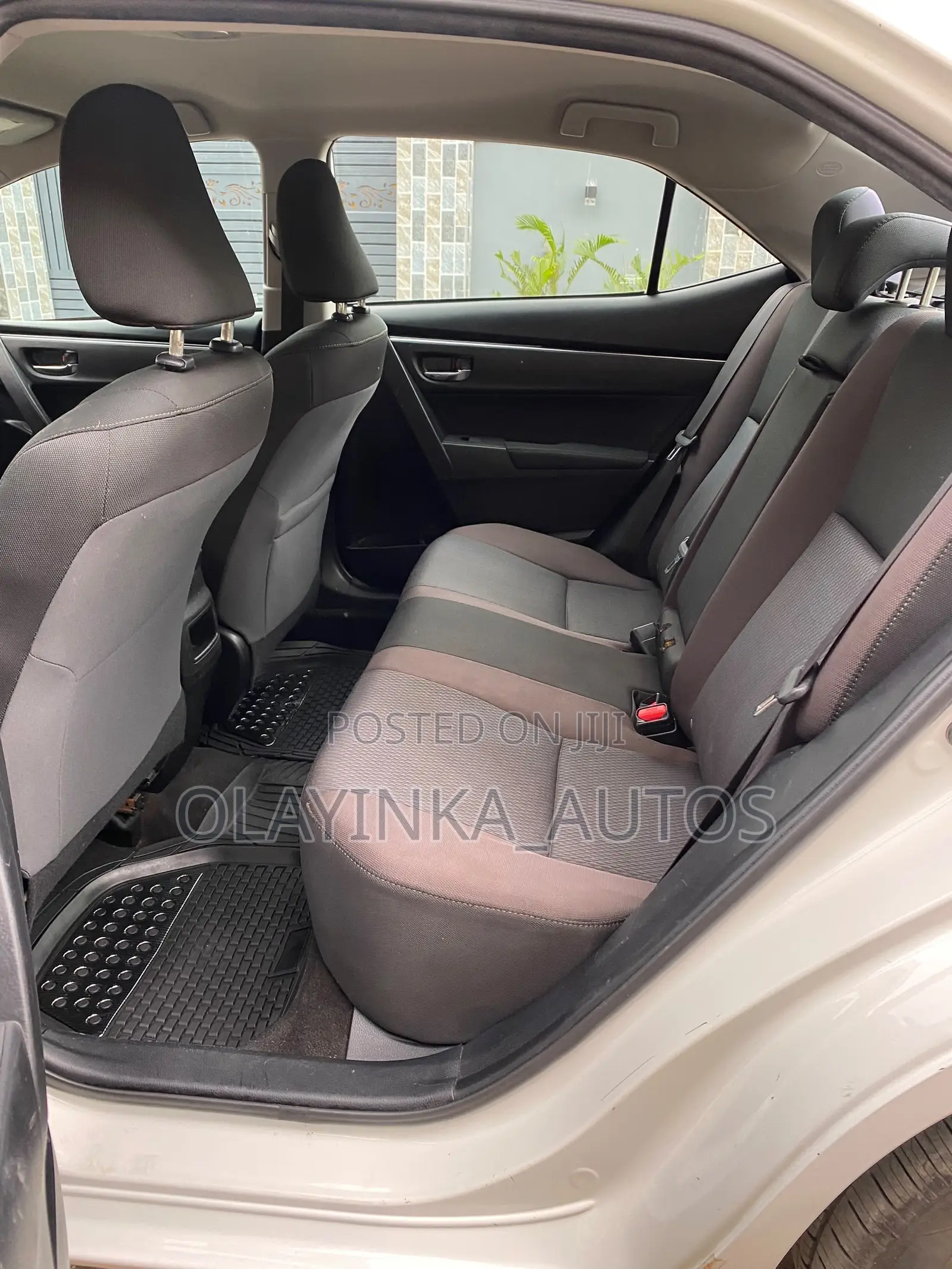 Toyota Corolla LE (1.8L 4cyl 2A) 2018 White