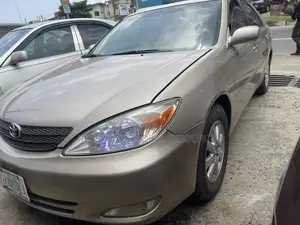 Toyota Camry XLE V6 4dr Sedan (3.0L 6cyl 4A) 2003 Gold