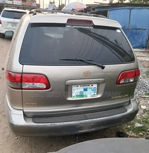 Toyota Sienna XLE 2002 Gold