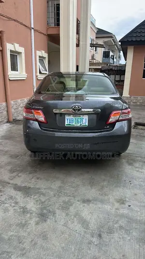 Toyota Camry LE 4dr Sedan (2.5L 4cyl 6AM) 2010 Gray