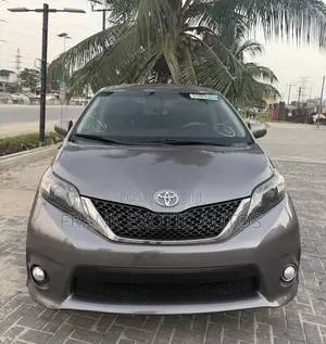 Toyota Sienna SE 8 Passenger 2012 Gray