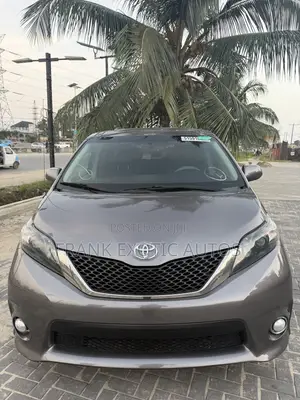 Toyota Sienna SE 8 Passenger 2012 Gray
