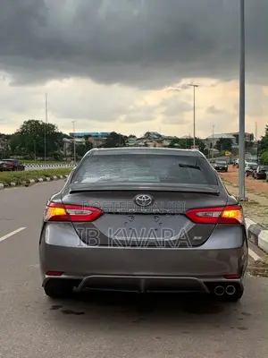 Toyota Camry SE FWD (2.5L 4cyl 8AM) 2018 Gray
