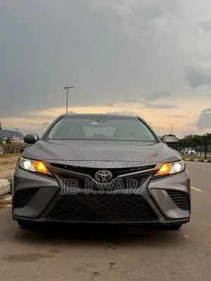 Toyota Camry SE FWD (2.5L 4cyl 8AM) 2018 Gray