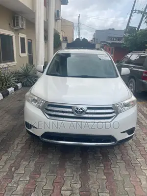 Toyota Highlander Plus 3.5L 2WD 2013 White