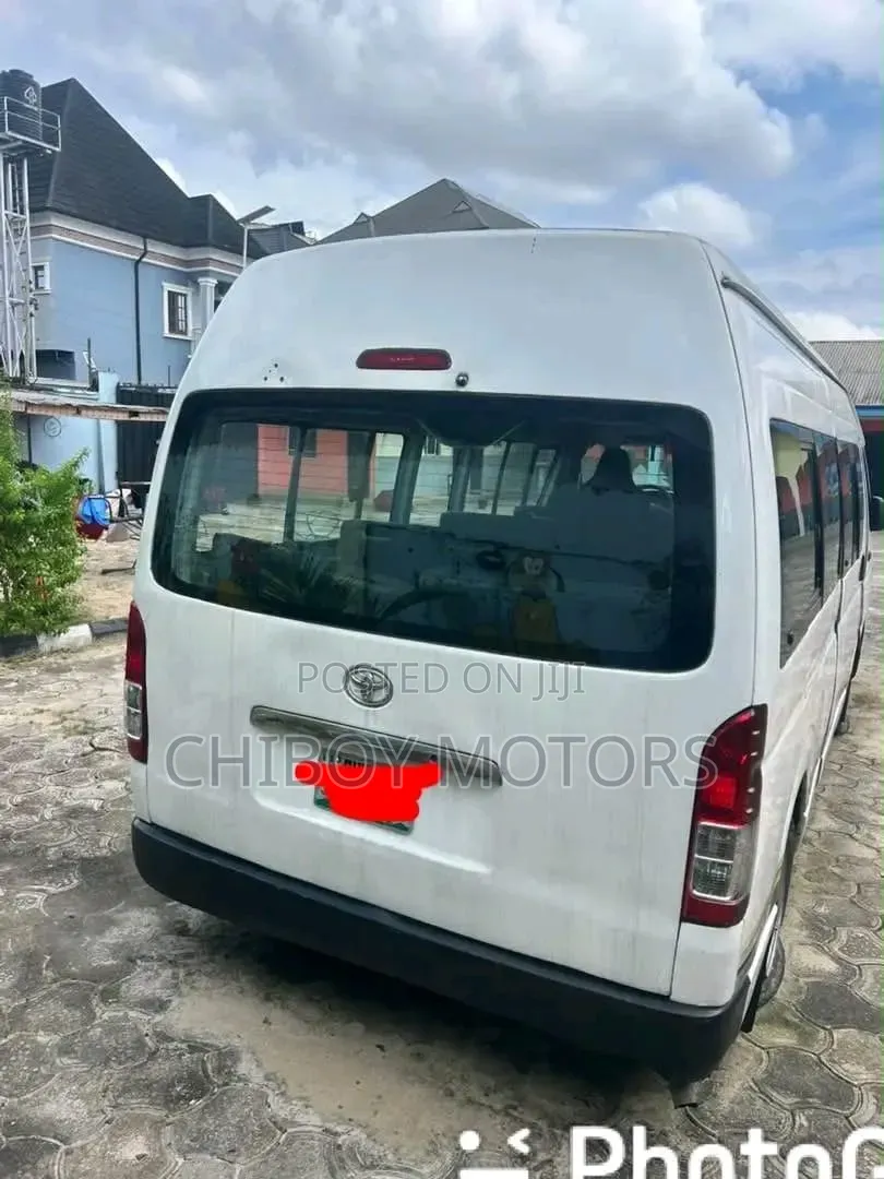 Toyota HiAce 2014 White