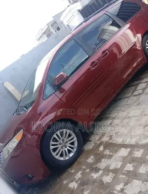 Toyota Sienna 2011 Red
