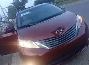 Toyota Sienna 2011 Red