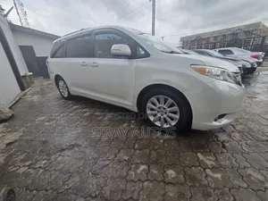 Toyota Sienna Limited AWD 7-Passenger 2013 White