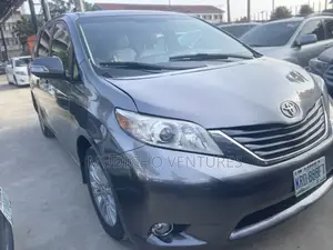 Toyota Sienna L 7-Passenger 4dr Minivan (3.5L 6cyl 6A) 2014 Gray
