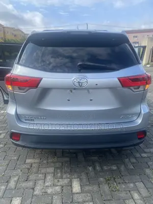 Toyota Highlander XLE 4x4 V6 (3.5L 6cyl 8A) 2018 Silver