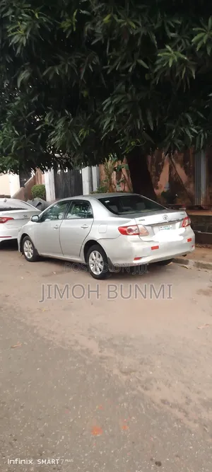 Toyota Corolla LE 4dr Sedan (1.8L 4cyl 4A) 2011 Silver