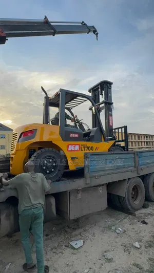 7TONS Mobile Forklift Truck