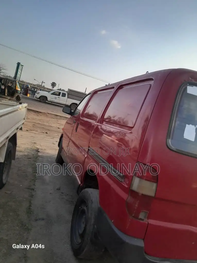 Toyota HiAce 1999 Red