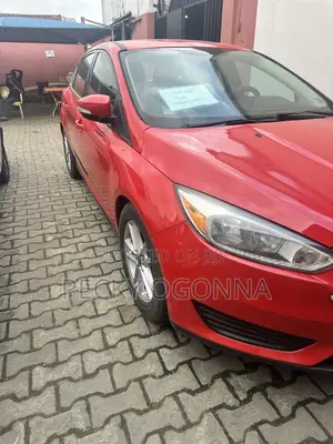Ford Focus SE Hatchback FWD (1.0L 3cyl 5M) 2016 Red