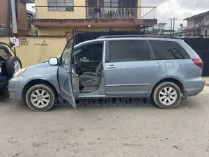 Toyota HiAce 2025 Blue