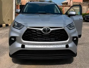 Toyota Highlander LE 2021 Silver