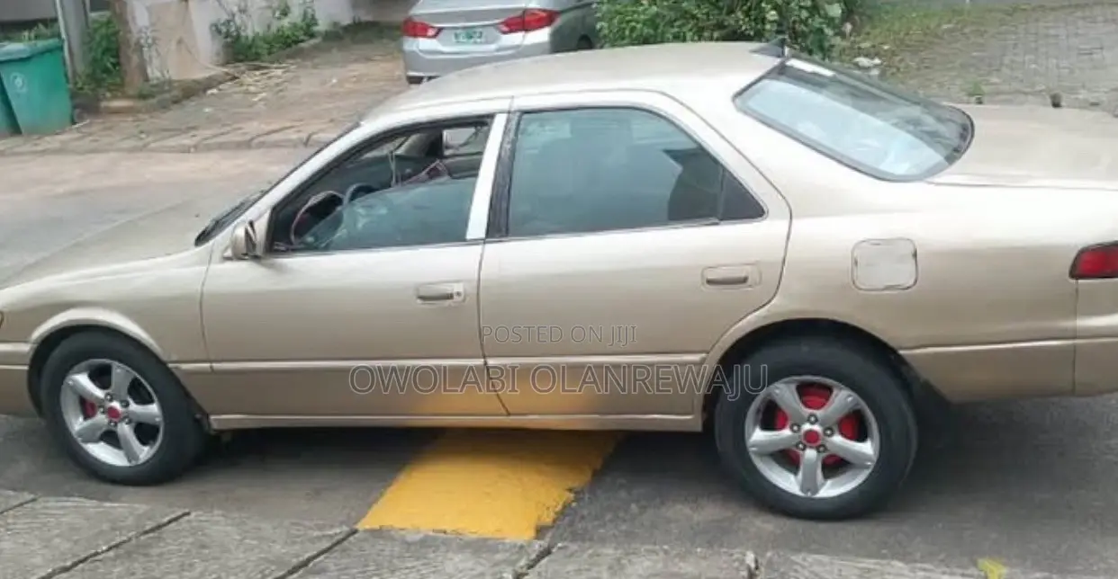 Toyota Camry Automatic 1999 Gold