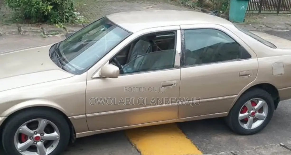 Toyota Camry Automatic 1999 Gold