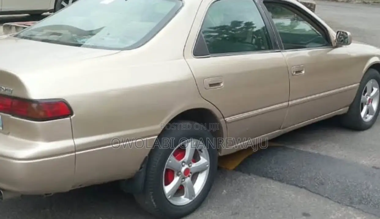 Toyota Camry Automatic 1999 Gold