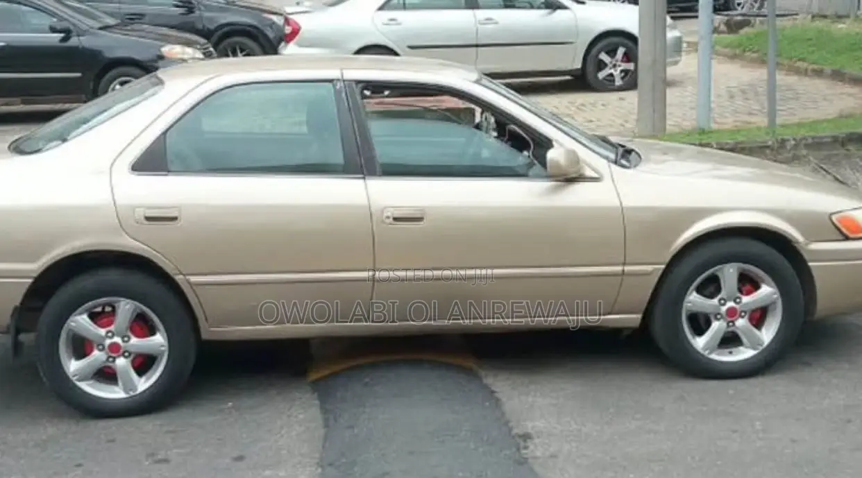 Toyota Camry Automatic 1999 Gold