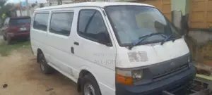 Toyota HiAce 2005 White
