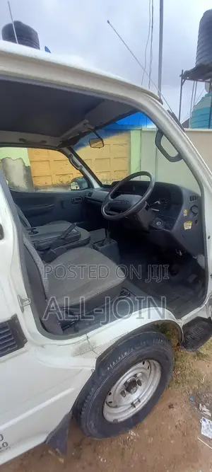 Toyota HiAce 2005 White