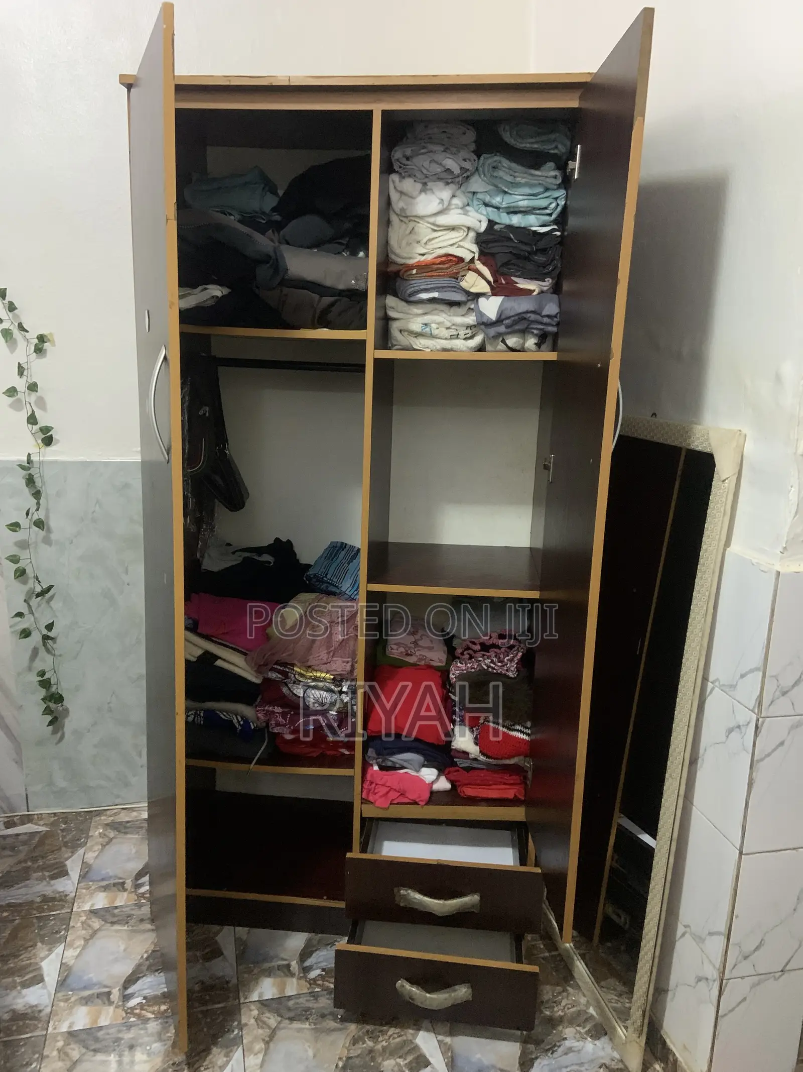 Quality Wardrobe for Sale – Spacious & Neatly Used