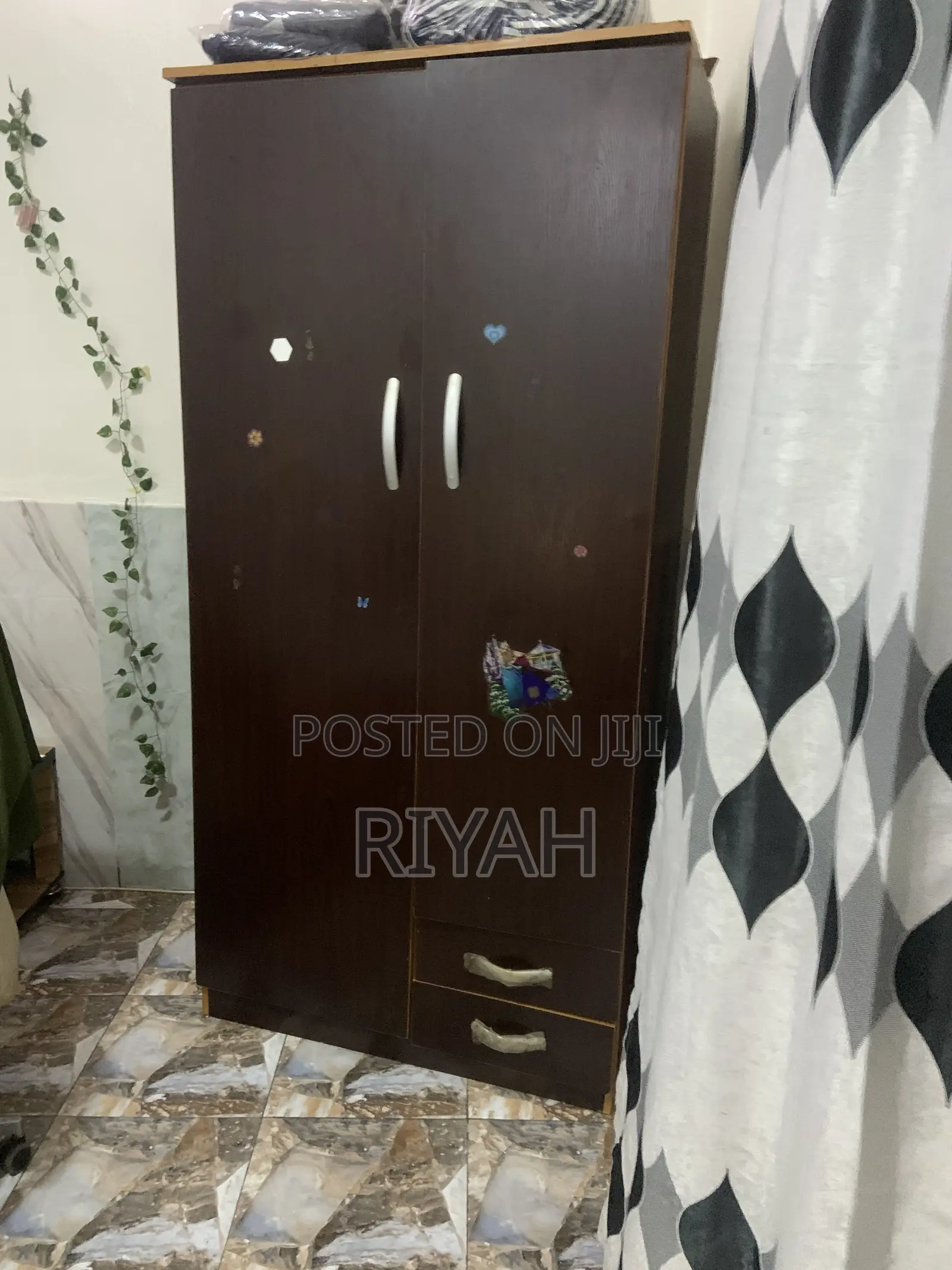Quality Wardrobe for Sale – Spacious & Neatly Used