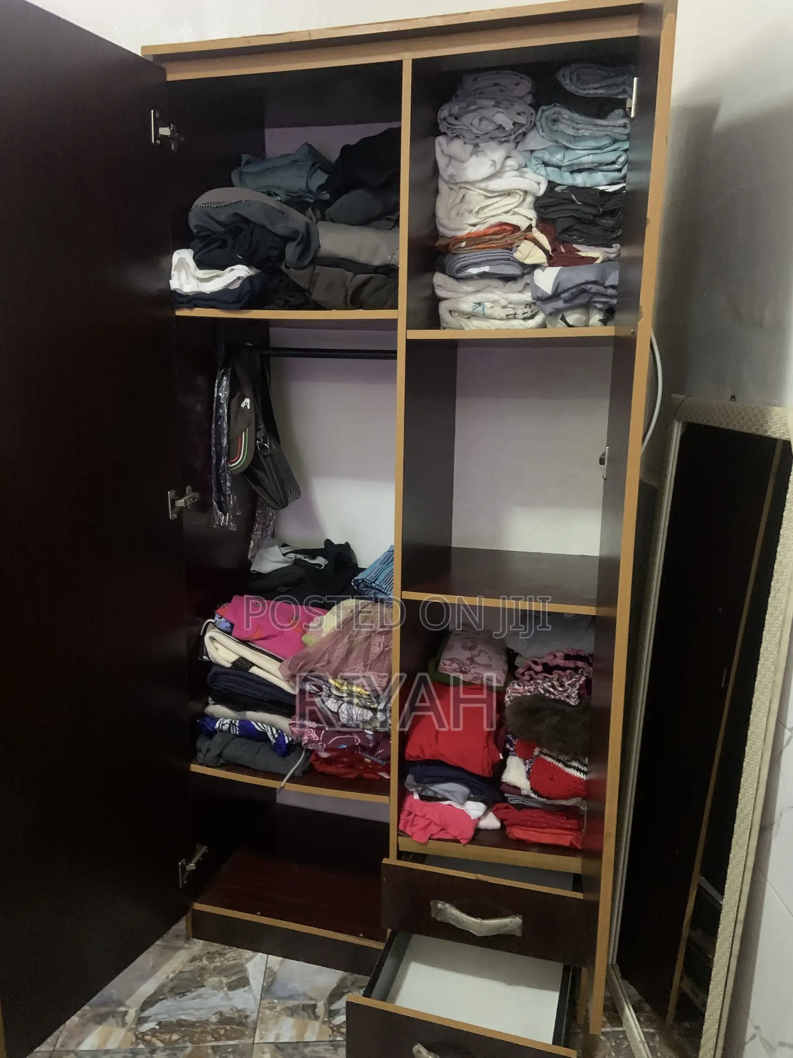 Quality Wardrobe for Sale – Spacious & Neatly Used