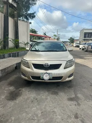 Toyota Corolla Base 4dr Sedan (1.8L 4cyl 5M) 2010 Gold