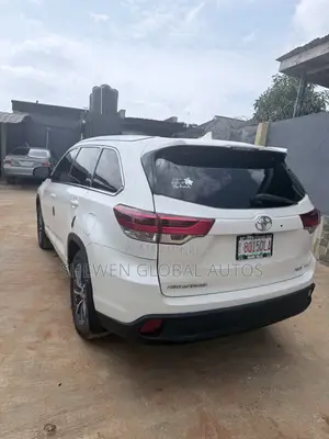 Toyota Highlander XLE 4x4 V6 (3.5L 6cyl 8A) 2018 White