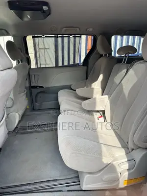 Toyota Sienna 2011 Red