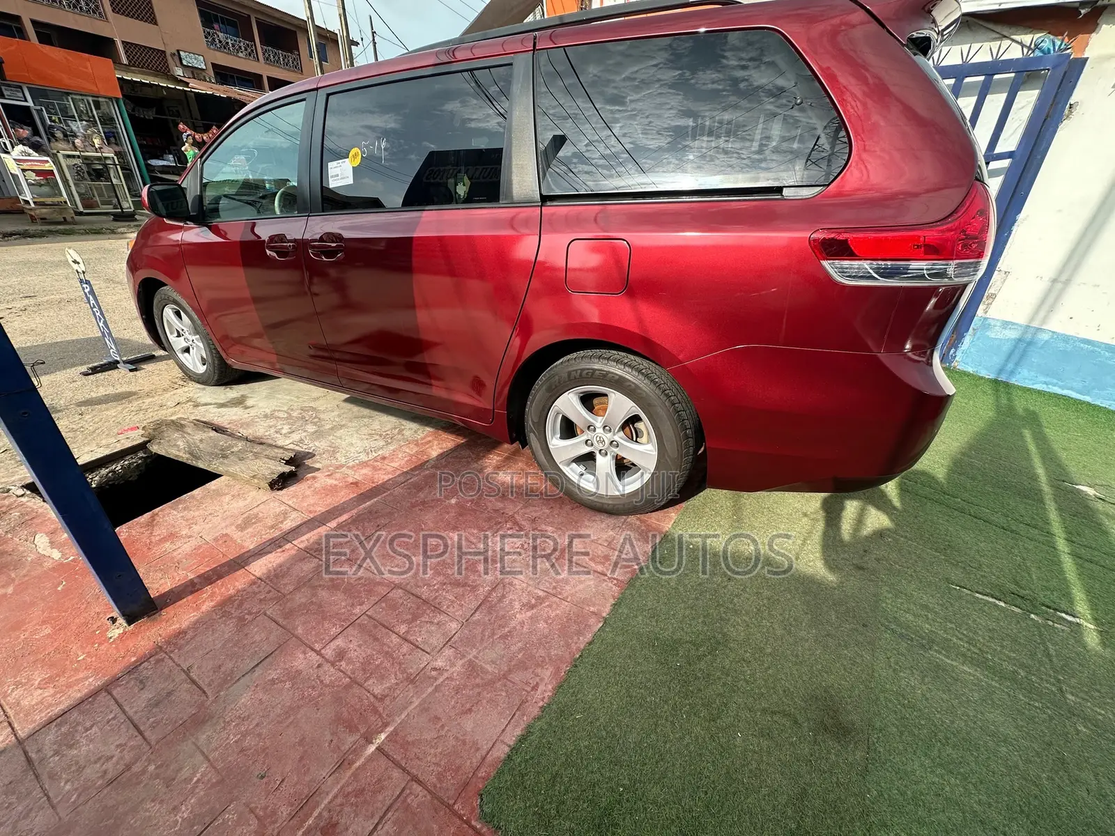 Toyota Sienna 2011 Red