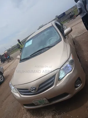 Toyota Corolla LE 4dr Sedan (1.8L 4cyl 4A) 2013 Gold