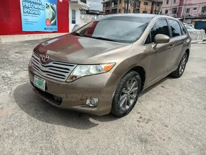 Toyota Venza LE 2010 Gold